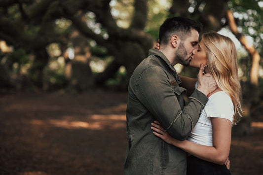 Do Guys Close Their Eyes While Kissing