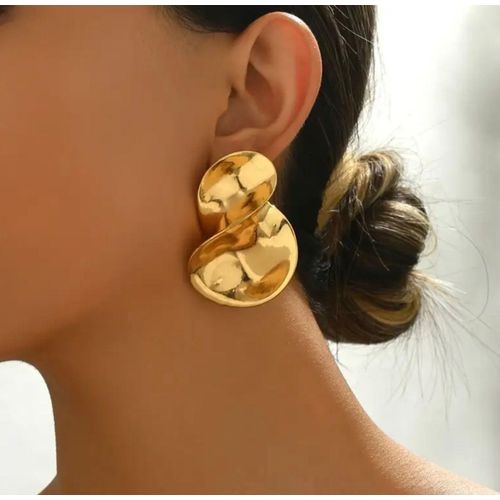 How Do I Wear Statement Earrings Without Overpowering My Outfit?