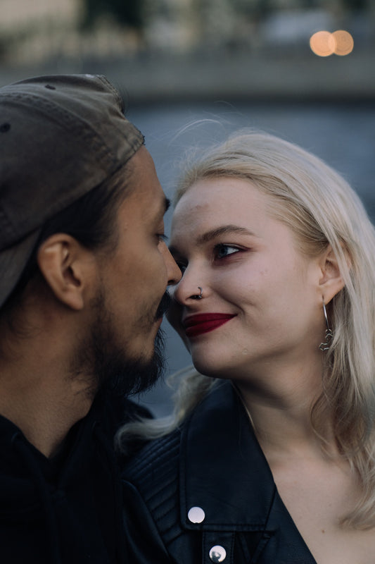 What Does It Mean When A Girl Puckers Her Lips At You