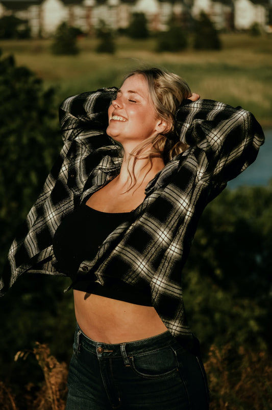 What Does It Mean When A Girl Pulls Her Shirt Up